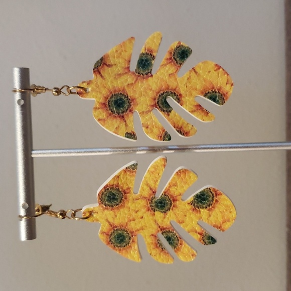 3 Felt Dangle Earrings - Picture 2 of 11